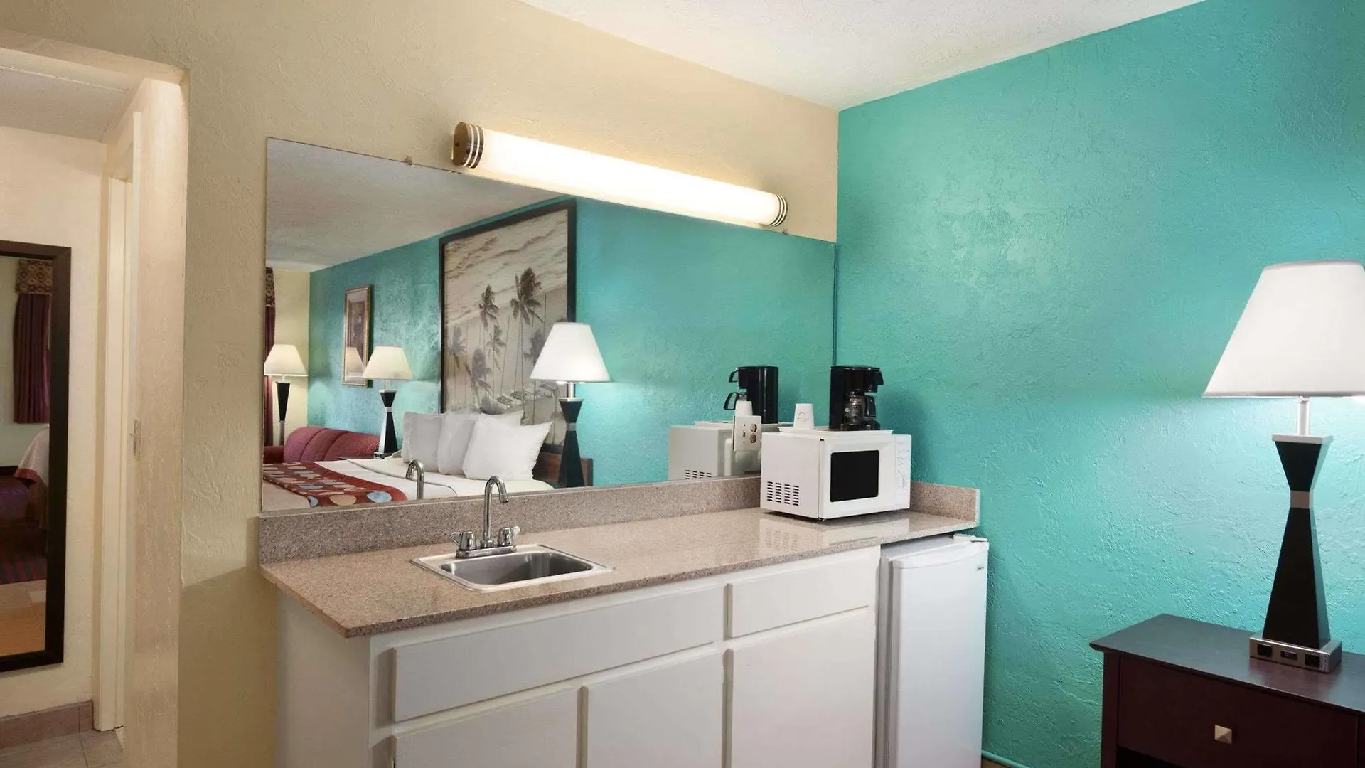 Super 8 By Wyndham Bradenton Sarasota Area Motel