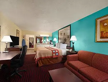 Super 8 By Wyndham Bradenton Sarasota Area Motel